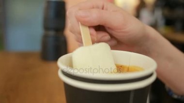 Bir kafe-bar, kahve taneleri kahve Barista hazırlar