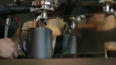 Bir kafe-bar, kahve taneleri kahve Barista hazırlar