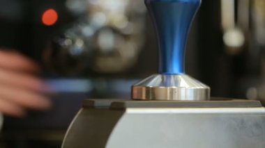 Bir kafe-bar, kahve taneleri kahve Barista hazırlar