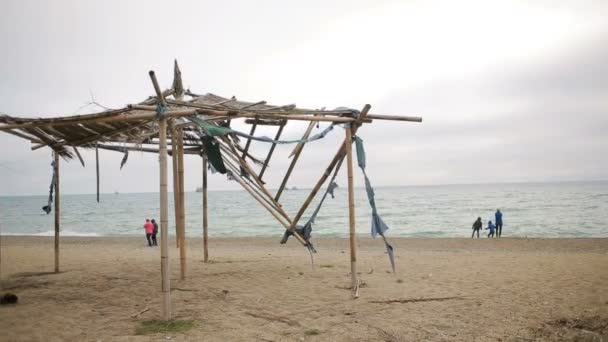 放棄されたビーチのタケの折りたたまれた日除け。ない季節、生態学の概念 — ストック動画