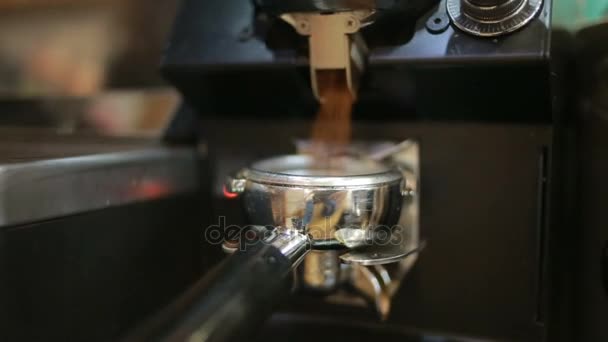 Barista bereidt koffie in een café-bar, korrels van koffie — Stockvideo