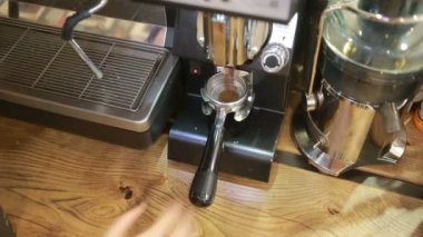 Bir kafe-bar, kahve taneleri kahve Barista hazırlar