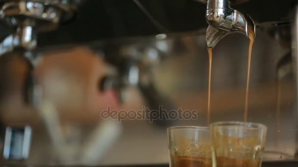 Barista prepara il caffè in un caffè-bar, chicchi di caffè — Video Stock