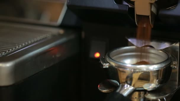 Barista připraví kávu v café baru, kávové zrna — Stock video