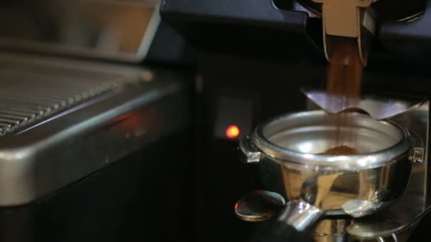 Barista prepara café en un café-bar, granos de café — Vídeos de Stock