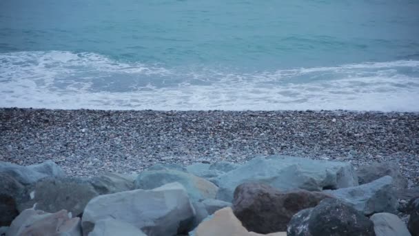 Sea surf. vågorna går på kustnära pebble. — Stockvideo