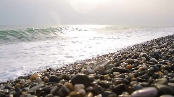 Deniz Sörfü. Dalgalar sahil çakıl üzerinde çalışır. — Stok video