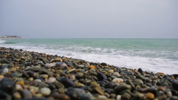 Sea surf. vågorna går på kustnära pebble. — Stockvideo