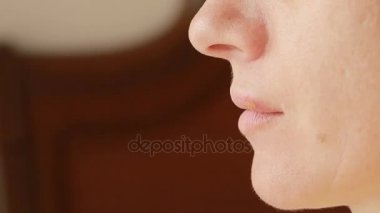 Kız dudaktan yaralar dokunarak. uçuk. dudak tedavisi