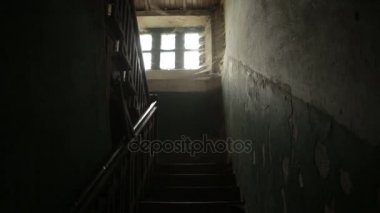 Korkunç eski ürkütücü eski evin tüm örümcek ağı içinde pencerelerdir. Görünüm içinde