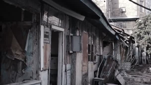 Antigua casa abandonada, vista desde la calle. Huellas de fuego y vandalismo — Vídeos de Stock