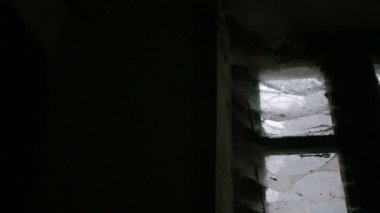 Korkunç eski ürkütücü eski evin tüm örümcek ağı içinde pencerelerdir. Görünüm içinde