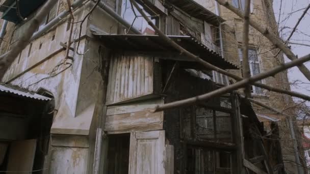 Antigua casa abandonada, vista desde la calle. Huellas de fuego y vandalismo — Vídeos de Stock