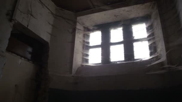 Las terribles ventanas espeluznantes de la vieja casa están todas en una telaraña. vista interior — Vídeos de Stock