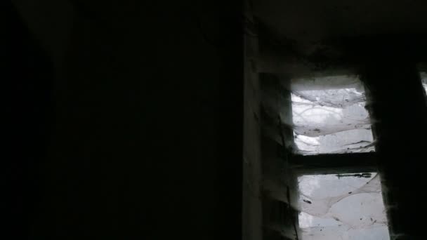 As terríveis janelas da velha casa estão todas numa teia de aranha. vista interior — Vídeo de Stock