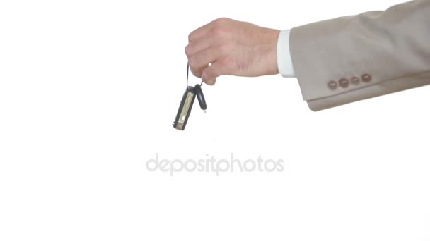 Main d'homme tenant une clé de voiture et la remettant à une autre personne. Serrer la main — Video