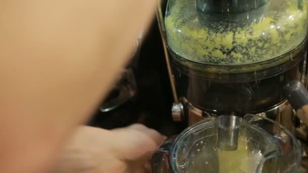 Juicer. Verse jus d'orange. Barista perst het SAP van verse sinaasappelen. — Stockvideo