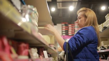 Alışveriş çocuk ayakkabı, kadın ayakkabı çocuk için seçer.