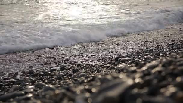 Zee surf. golven draait op kust kiezelsteen. — Stockvideo