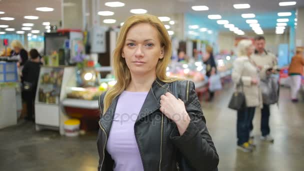 Μια γυναίκα σε ένα σούπερ μάρκετ σε ένα ράφι λαχανικών, αγοράζουν λαχανικά και φρούτα, — Αρχείο Βίντεο