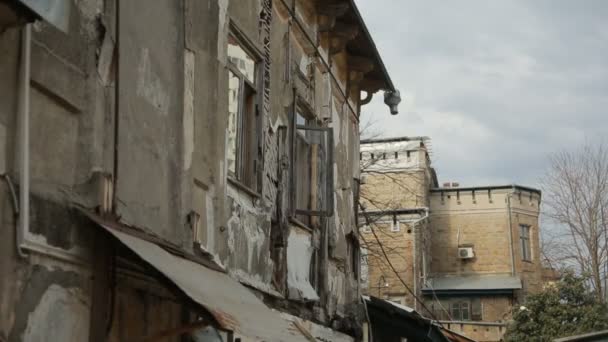 Rumah tua yang ditinggalkan, pemandangan dari jalan. Jejak api dan vandalisme — Stok Video