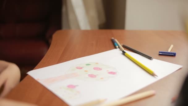 Ребенок рисует карандашами. макро — стоковое видео