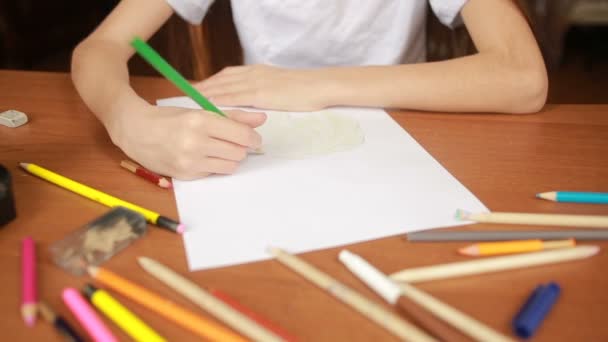 A criança desenha com lápis. close-up — Vídeo de Stock