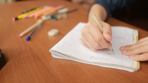 Ένας έφηβος τραβάει ένα απλό μολύβι σε ένα σημειωματάριο. Γκρο πλαν — Αρχείο Βίντεο