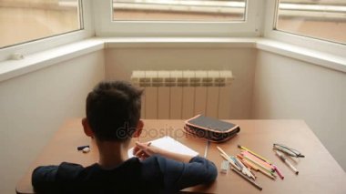 Bir genç basit bir kalem bir defterde çizer. Yakın çekim