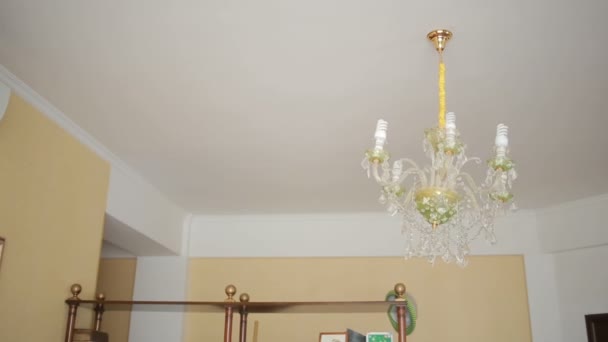 Lustr, stropní lampa houpající se v případě zemětřesení. — Stock video