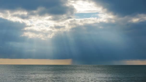 Gelgit geçişli. Deniz, güneş yapmak yollarını Bulutların arasından ışınlarının gün batımında — Stok video