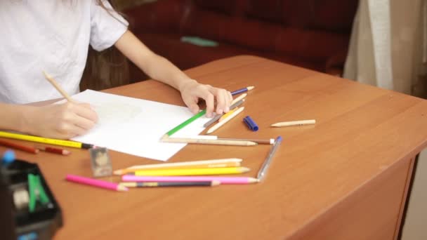 L'enfant dessine avec des crayons. gros plan — Video