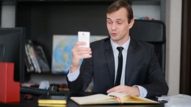 Selfie ofiste yapıyor telefonda konuşan çekici adam