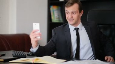 Selfie ofiste yapıyor telefonda konuşan çekici adam