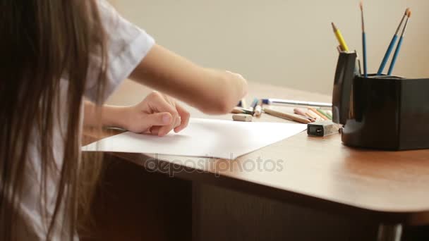 The child draws with pencils. close-up — Stock Video