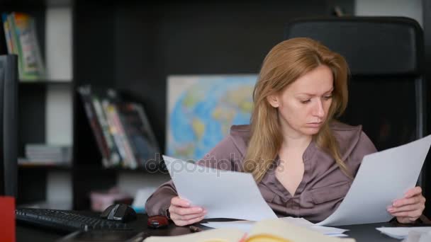 Femme d'affaires attrayante travaillant avec un ordinateur et des documents dans le bureau — Video