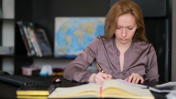 매력적인 비즈니스 여자는 컴퓨터와 사무실에서 문서 작업 — 비디오