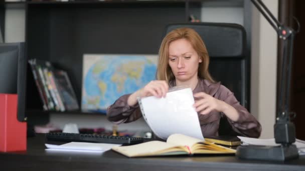 Femme d'affaires attrayante travaillant avec un ordinateur et des documents dans le bureau — Video