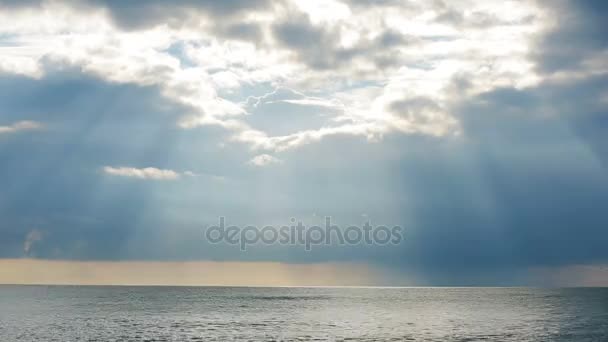 Tidvatten bore. Solnedgången vid havet, strålar solen gör sin väg genom molnen. tidsfördröjning — Stockvideo