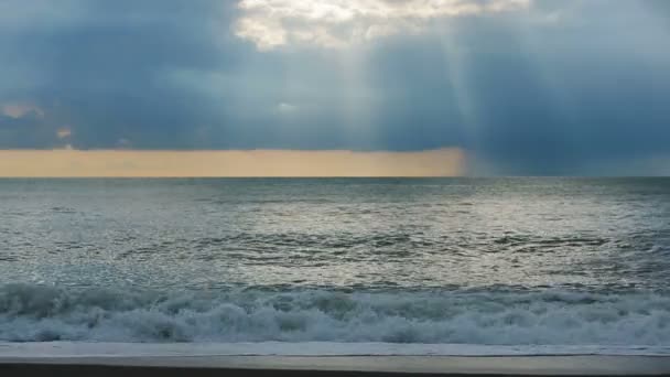Gelgit geçişli. Deniz, güneş yapmak yollarını Bulutların arasından ışınlarının gün batımında — Stok video