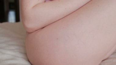 Varis yatakta oturur bir womans cilt üzerinde