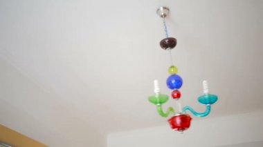 Avize, tavan lambası deprem durumunda sallanıyor..