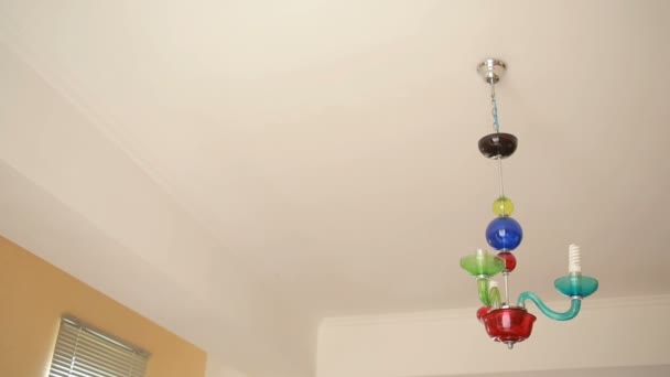 Una bella camicia da uomo trasforma una lampadina in una lampada di cristallo — Video Stock