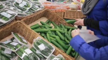 Kızı ve annesi süpermarkette alışveriş vardır. Küçük Yardımcısı metresi