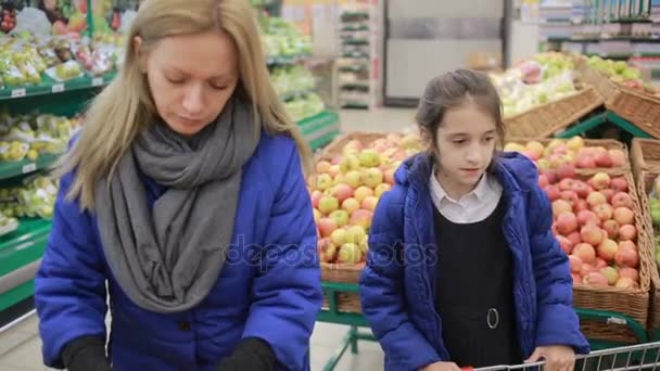 Dotter och hennes mor är shopping i snabbköpet. Lilla assistent älskarinna — Stockvideo