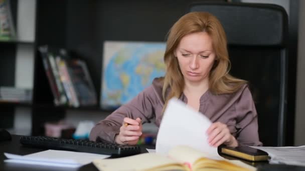 Attraktive Geschäftsfrau, die mit Computer und Dokumenten im Büro arbeitet — Stockvideo