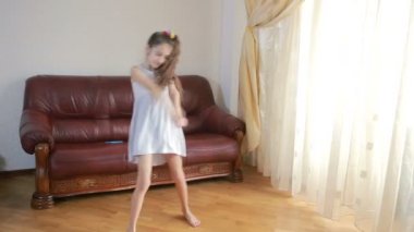 dans ve evde dalga geçmeyi küçük şirin kız