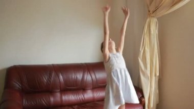 dans ve evde dalga geçmeyi küçük şirin kız