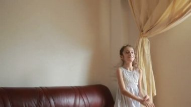 dans ve evde dalga geçmeyi küçük şirin kız