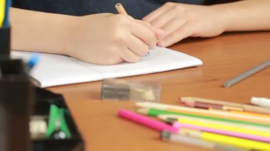 Bir genç basit bir kalem bir defterde çizer. Yakın çekim